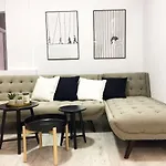 Perfect Home: Cozy 2br & Balcony