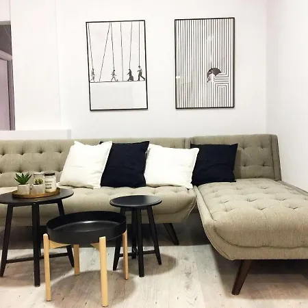 Perfect Home: Cozy 2br & Balcony