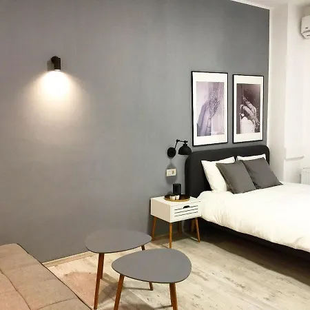 Perfect Home: Cozy 2br & Balcony