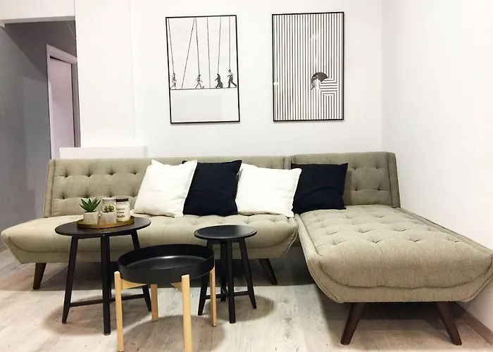 Perfect Home: Cozy 2br & Balcony