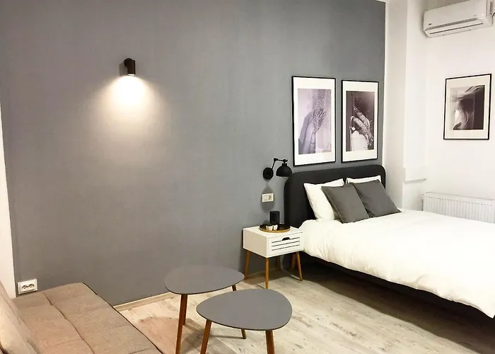 Perfect Home: Cozy 2br & Balcony